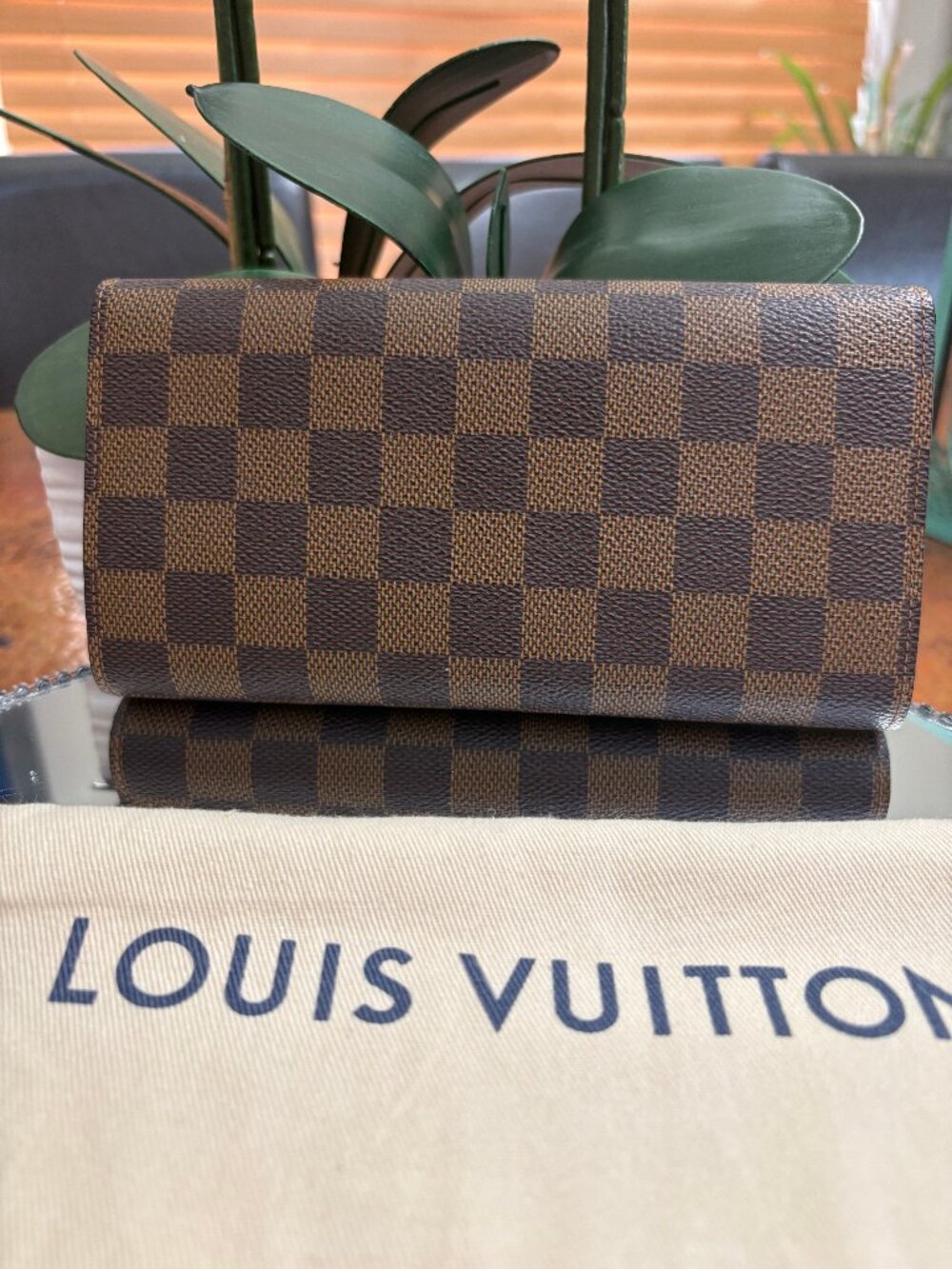 Louis Vuitton Damier Sarah Gold Tone Wallet - Picture 2 of 12